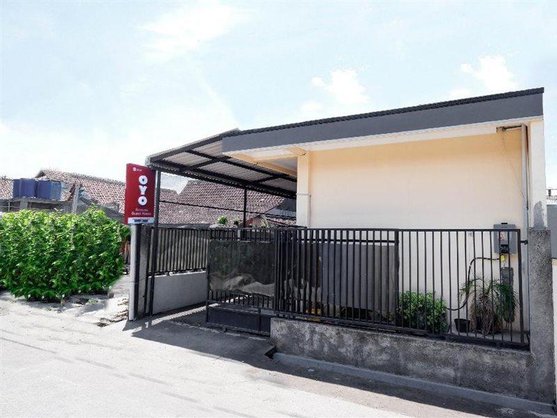 OYO 2258 Santana Syariah Guest House Kartosuro Bagian luar foto