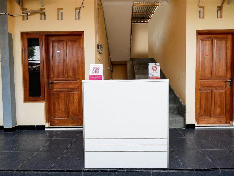 OYO 2258 Santana Syariah Guest House Kartosuro Bagian luar foto