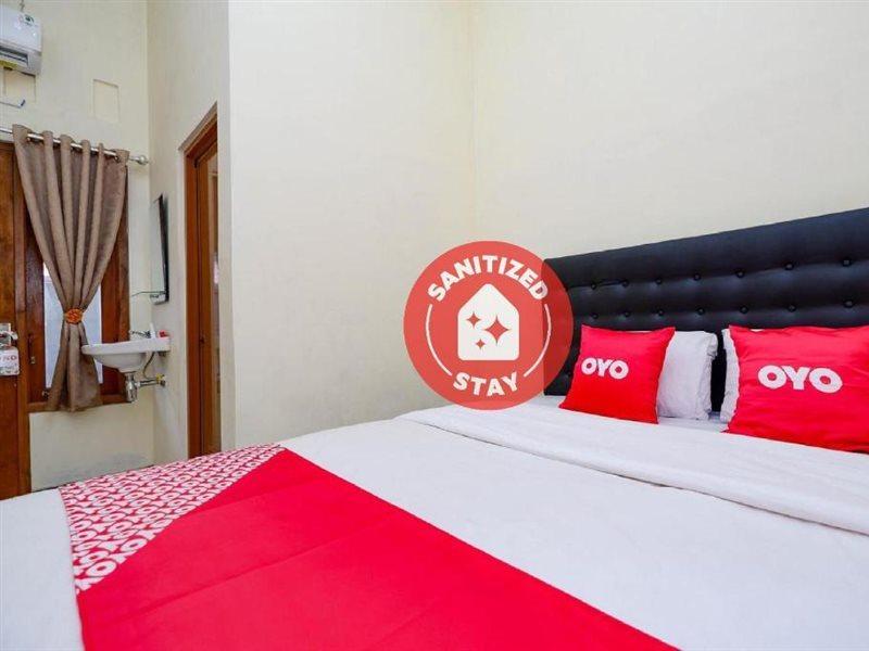 OYO 2258 Santana Syariah Guest House Kartosuro Bagian luar foto