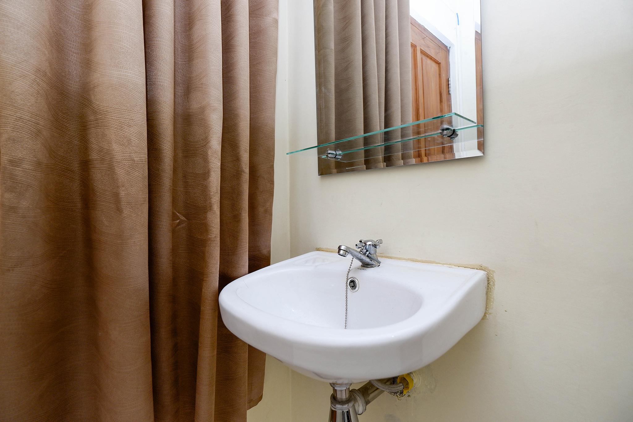 OYO 2258 Santana Syariah Guest House Kartosuro Bagian luar foto