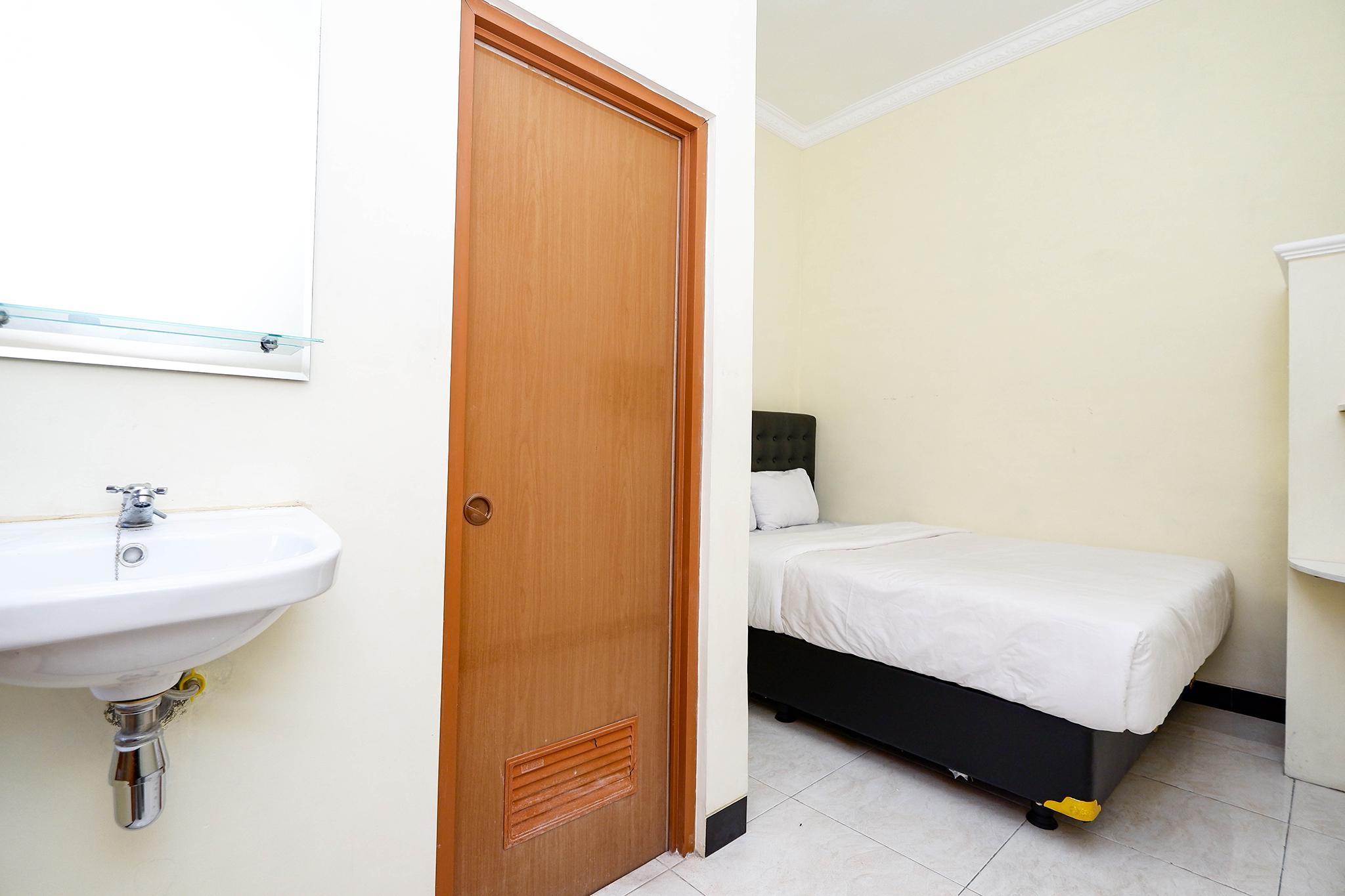 OYO 2258 Santana Syariah Guest House Kartosuro Bagian luar foto