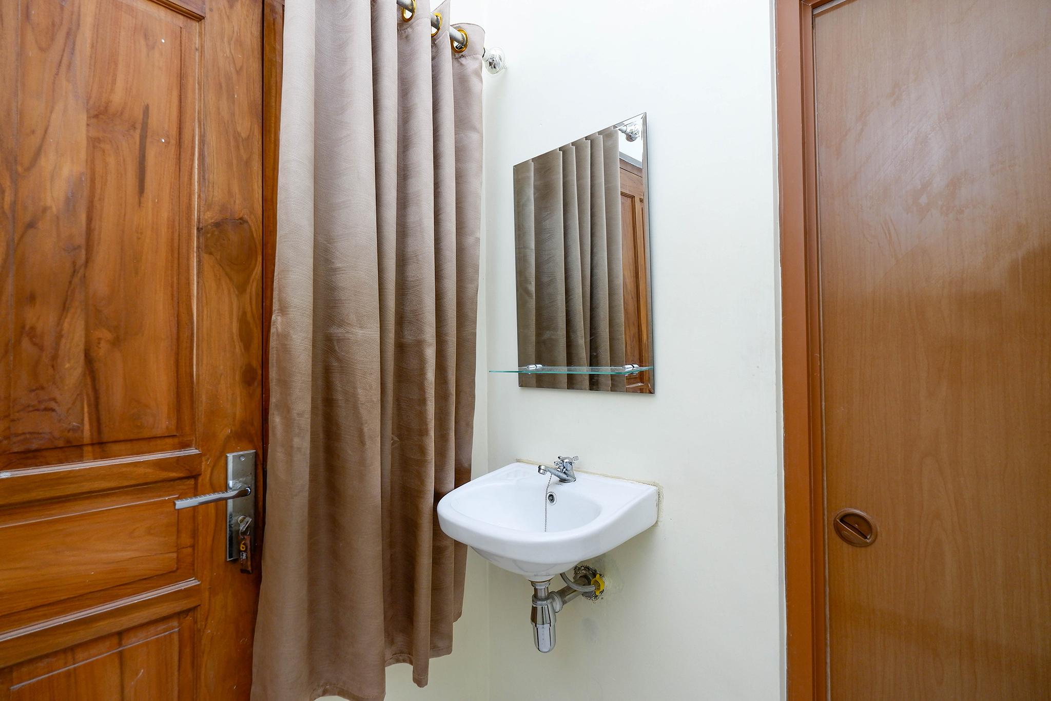 OYO 2258 Santana Syariah Guest House Kartosuro Bagian luar foto