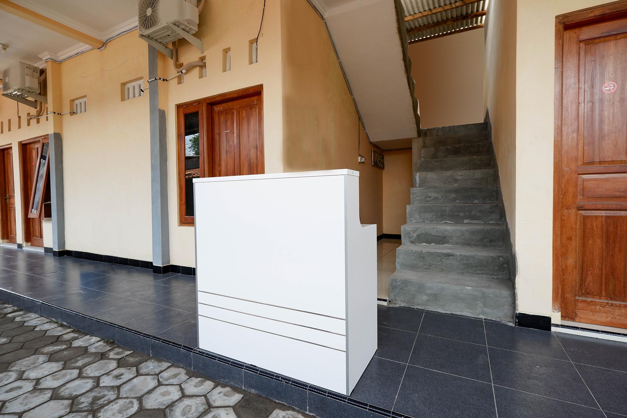 OYO 2258 Santana Syariah Guest House Kartosuro Bagian luar foto