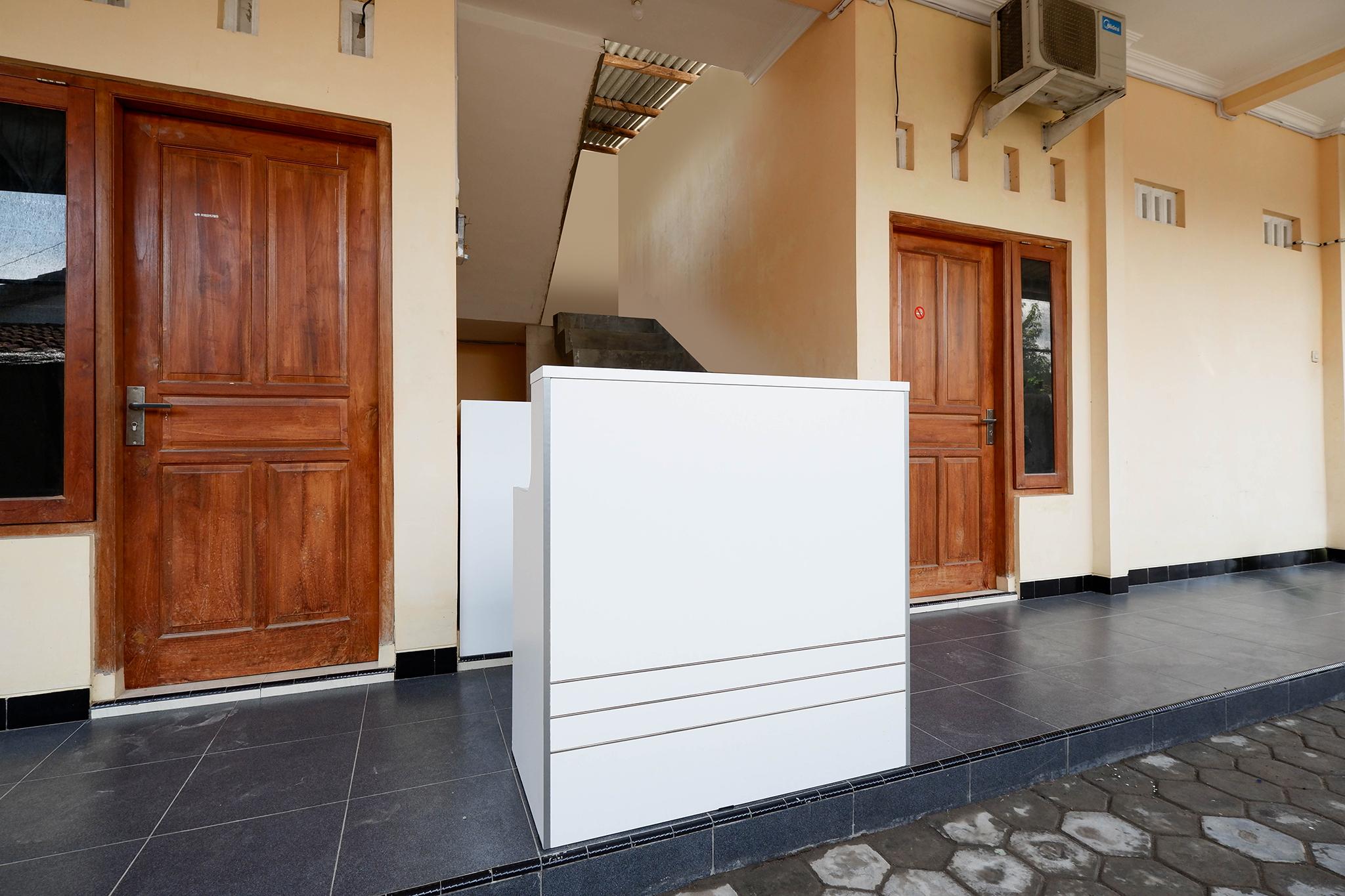 OYO 2258 Santana Syariah Guest House Kartosuro Bagian luar foto