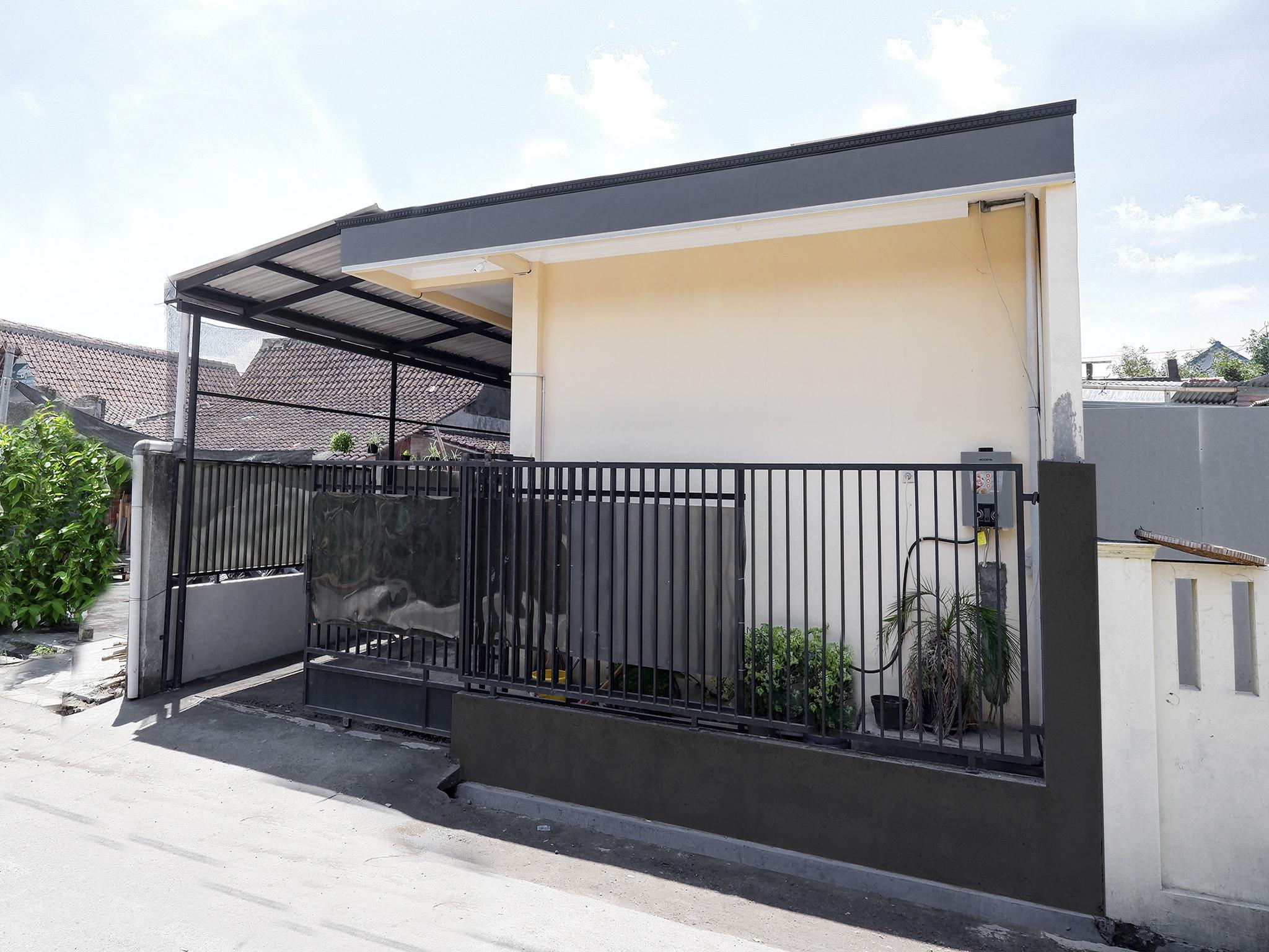 OYO 2258 Santana Syariah Guest House Kartosuro Bagian luar foto