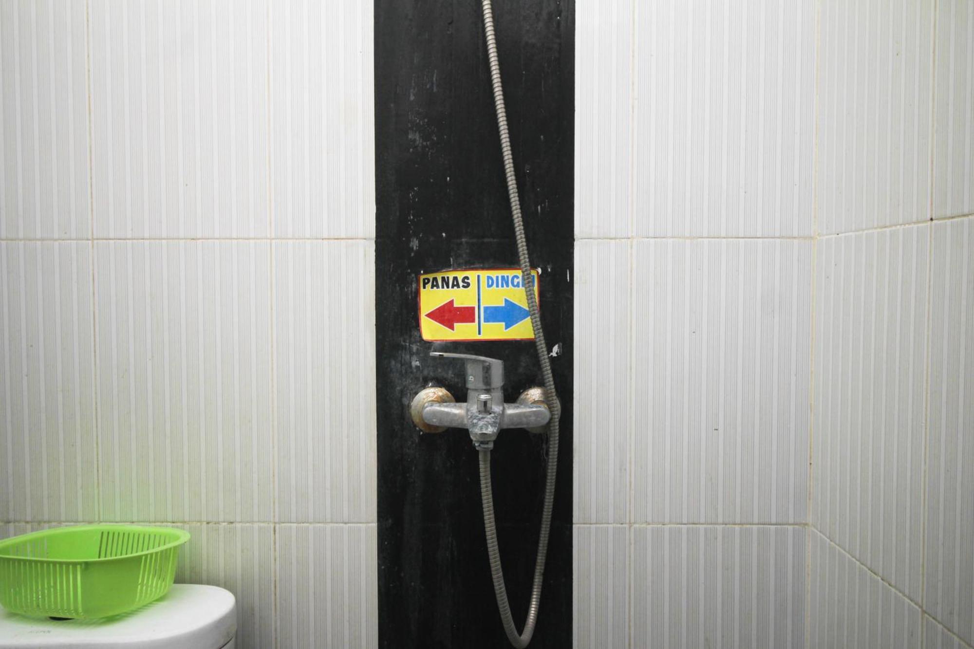 OYO 2258 Santana Syariah Guest House Kartosuro Bagian luar foto