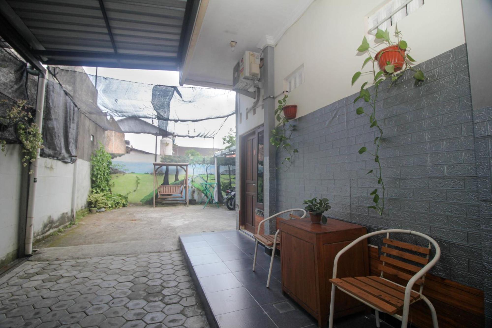 OYO 2258 Santana Syariah Guest House Kartosuro Bagian luar foto