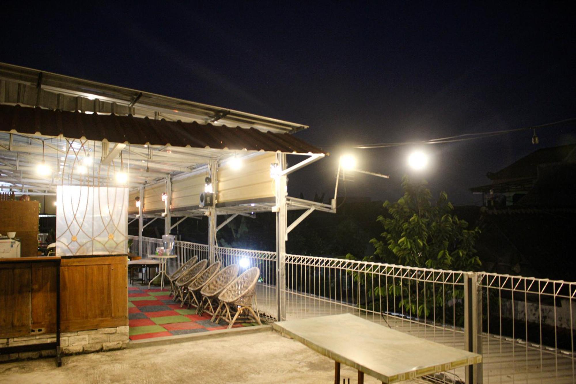 OYO 2258 Santana Syariah Guest House Kartosuro Bagian luar foto