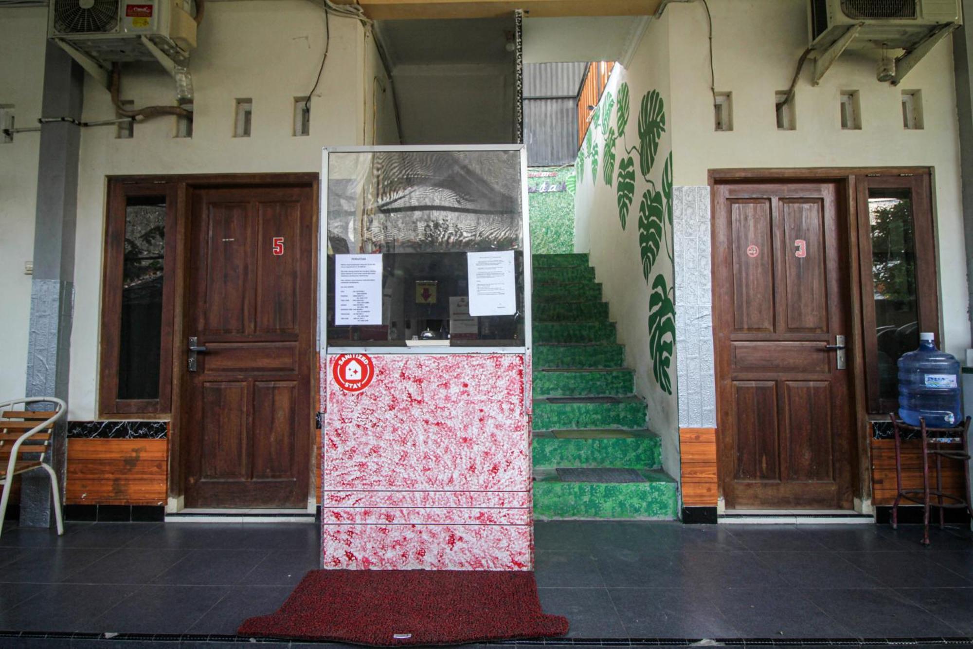 OYO 2258 Santana Syariah Guest House Kartosuro Bagian luar foto